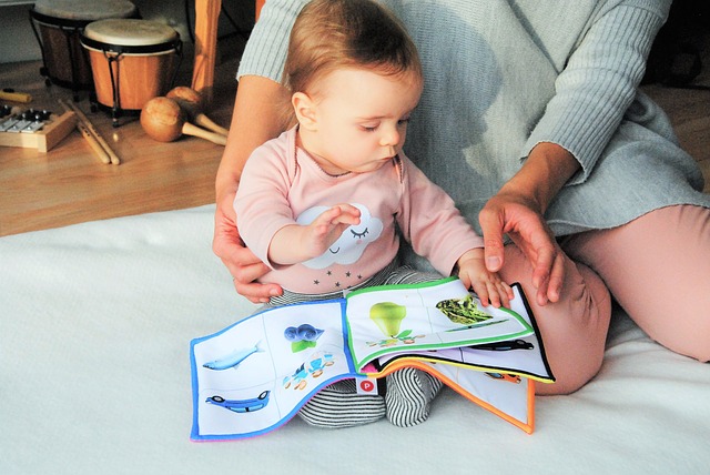 Žena číta knižku dieťatu